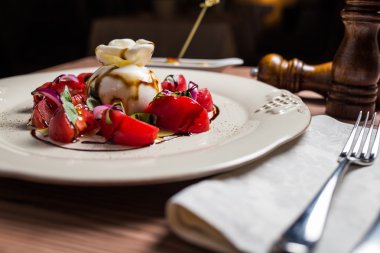 buratta salata restaurnat içinde