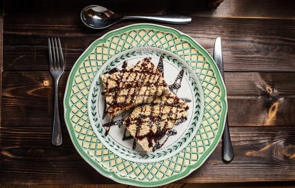 Café americano con frijoles sobre mesa de madera — Foto de Stock