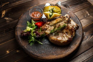 gemide domuz loin sebzeli