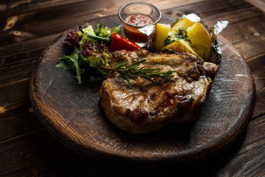 gemide domuz loin sebzeli