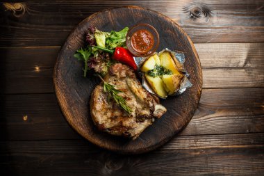 gemide domuz loin sebzeli