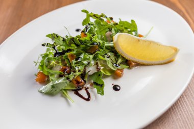 Beyaz tabakta Roka Salatası