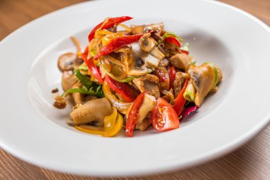 Beyaz tabakta salata