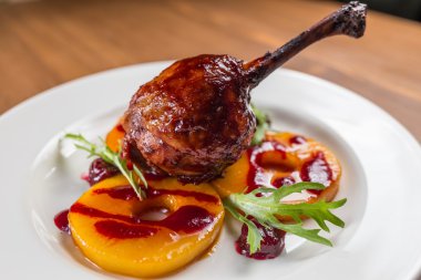 Beyaz tabakta ördek confit