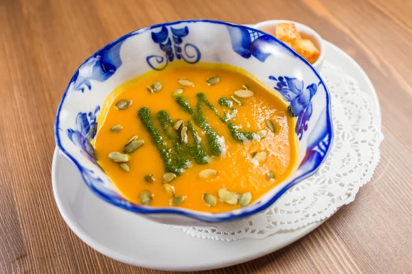 Тыквенный суп с тостами — стоковое фото
