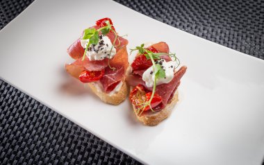 Beyaz tabakta parma ile Bruschetta