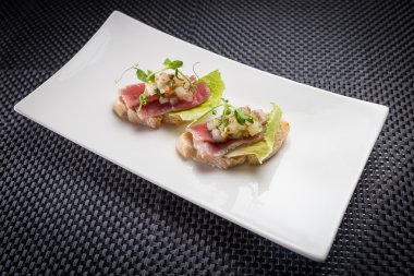 Bruschetta beyaz palat ton balığı ile