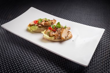 Bruschetta beyaz palat üzerinde cheeken ile