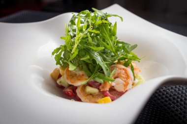 Beyaz tabak karides salatası