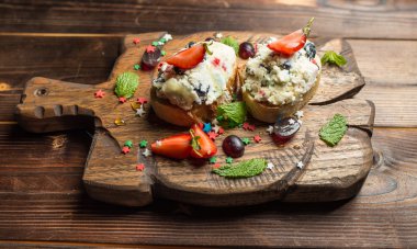 Bruschetta ahşap tahta üzerinde süzme peynir ile