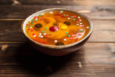 Beyaz plaka üzerinde ananas ile jöle