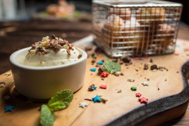 kek ve dondurma ahşap tahta üzerinde 