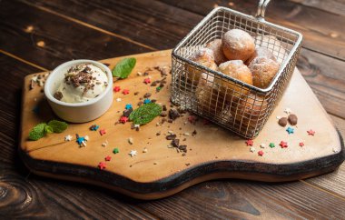 kek ve dondurma ahşap tahta üzerinde