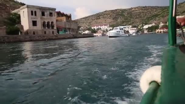 A vela su una barca nella baia di Balaclava — Video Stock