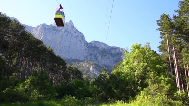 Vista sobre la montaña de Crimea Ai-Petri bajo el teleférico (funikuler ) — Vídeo de stock
