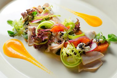 Hindi fileto pişmiş kabak ve ricotta truffle sos ile salatası