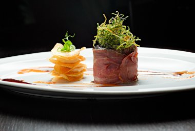 pastırma, cips ve sos ile fırında tavşan pate