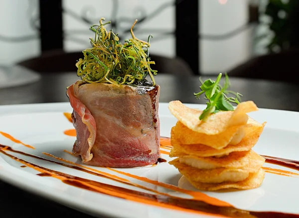 Paté de conejo al horno en tocino, con papas fritas y salsa — Foto de Stock