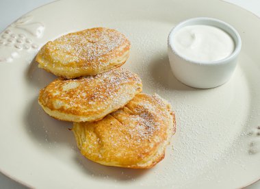 Peynirli krep krema ile