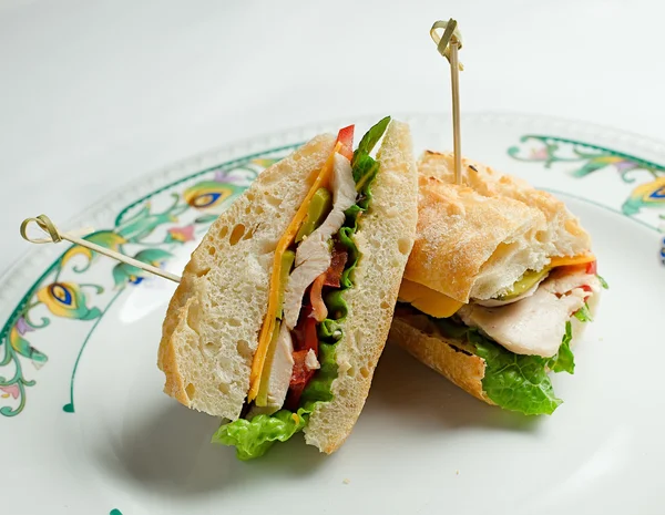 Sándwich de pechuga de pollo en plato — Foto de Stock