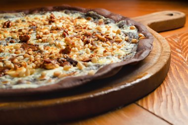 Kuru üzüm ve fındık ile el yapımı çikolata pizza