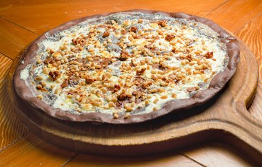 Kuru üzüm ve fındık ile el yapımı çikolata pizza