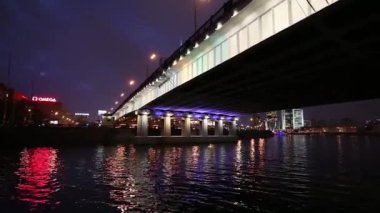 Moskova, Rusya 2015: Köprünün altından turizm yat