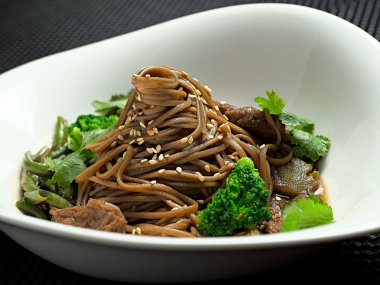 buğday noodle ile tavuk ve sebze Japon tarzı