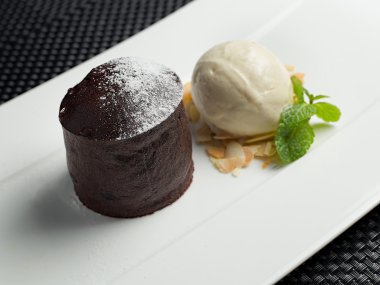 Çikolatalı kek ve vanilyalı dondurma