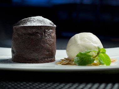 Çikolatalı kek ve vanilyalı dondurma