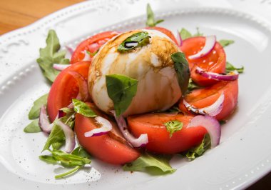 Soğanlı domates salatası.