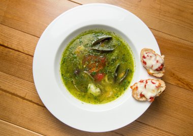 Kahverengi ahşap masa üstünde baharatlı balık çorbası Tay tarzında hizmet veren