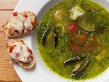 Kahverengi ahşap masa üstünde baharatlı balık çorbası Tay tarzında hizmet veren