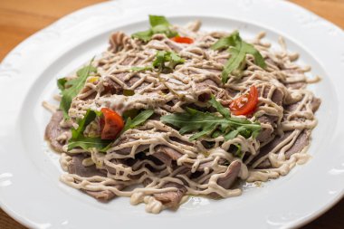 Sebze salatası, bir tabakta et 