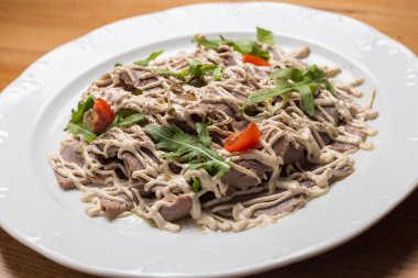 Sebze salatası, bir tabakta et 