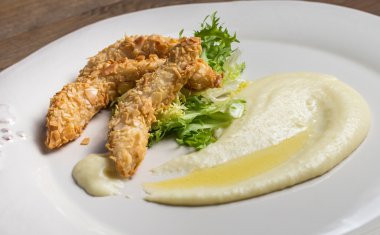 Tavuk şeritler ile patates püresi