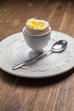 Eski ahşap masa üzerinde rafadan yumurta, Kahvaltı.