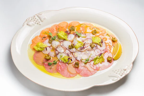 Carpaccio met zalm, assorti — Stockfoto