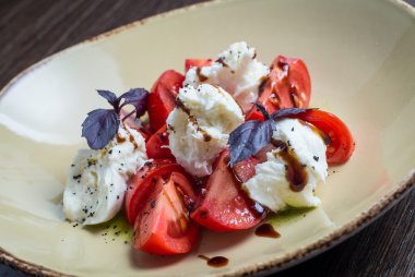 Caprese salatası - domates, Mozzarella peyniri, balsamik