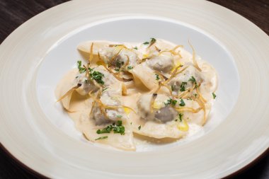 Lezzetli ravioli parmesan ile