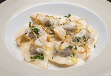 Lezzetli ravioli parmesan ile