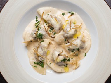 Lezzetli ravioli parmesan ile