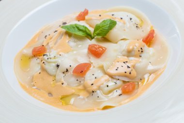 Lezzetli ravioli parmesan ile