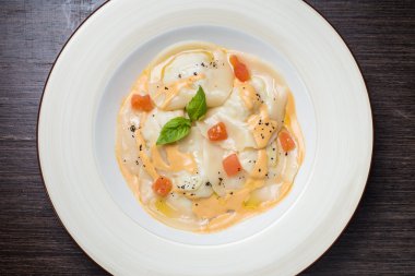 Lezzetli ravioli parmesan ile