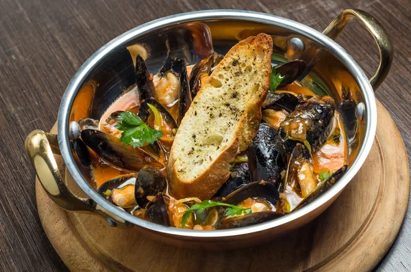 Hete clam chowder en groenten, gekookt in een pot. — Stockfoto