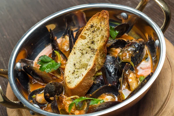 Hete clam chowder en groenten, gekookt in een pot. — Stockfoto