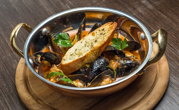 Hot clam chowder and vegetables, cooked in a pot. — Stock Photo, Image