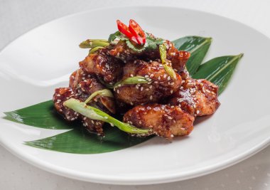 tavuk fileto, susam, domates soslu biber