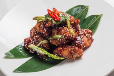 tavuk fileto, susam, domates soslu biber