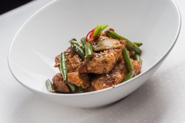 tavuk fileto, susam, domates soslu biber